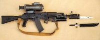 Автомат АК-74М с установленным ночным прицелом, подствольным гранатометом и гтык-ножом