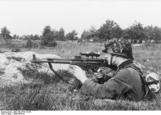 Снайперский вариант винтовки MP-43/1 с прицелом ZF-4. Октябрь 1943 года