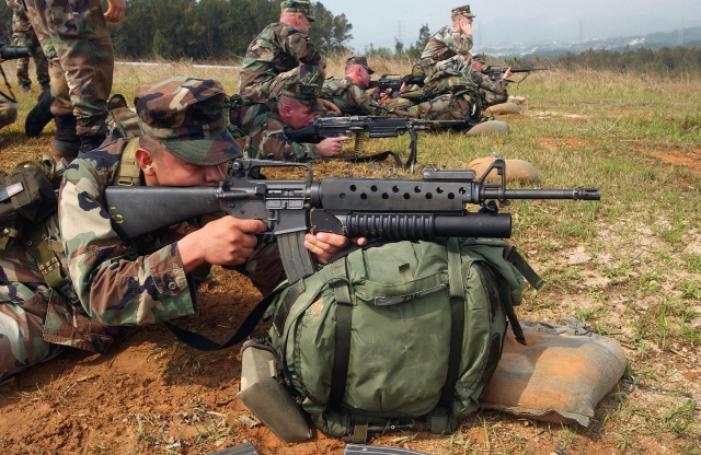Боец армии США ведет огонь из M16A2 с подствольным гранатометом M203