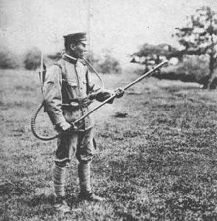Японский солдат с огнеметом Type 93