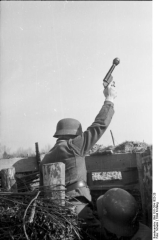 Солдат вермахта с Kampfpistole