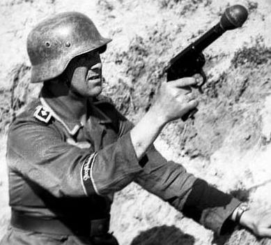 Солдат вермахта с Kampfpistole