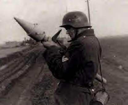 Немецкий солдат с Panzerfaust 150