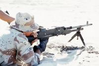 Морпех США ведет огонь из L7A2 – британской версии пулемета FN MAG