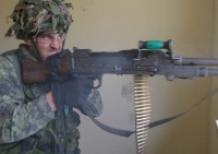 Канадский солдат ведет огонь из C6 - FN MAG канадского производства