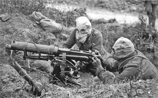 Расчет пулемета Vickers в газовых масках на Первой Мировой Войне