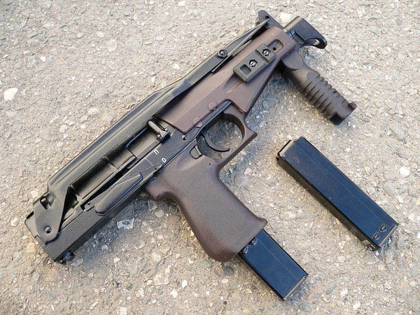 Пистолет-пулемет СР-2М «Вереск» с разложенной рукояткой и магазином на 30 патронов
