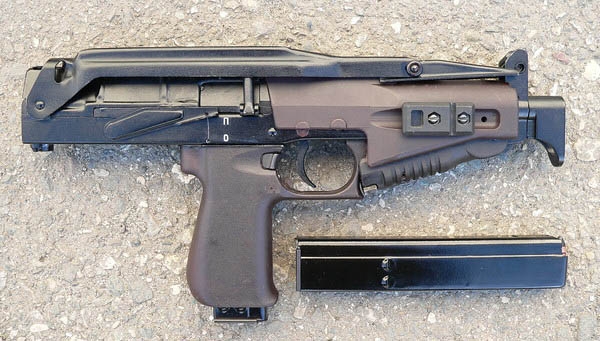 Пистолет-пулемет СР-2М «Вереск» со сложенной рукояткой и магазином на 20 патронов