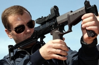 Д.А. Медведев с пистолетом-пулеметом СР-2М «Вереск»