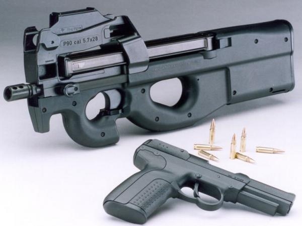 Пистолет-пулемет FN P90 и пистолет-компаньон FN Five-seveN того же калибра к нему