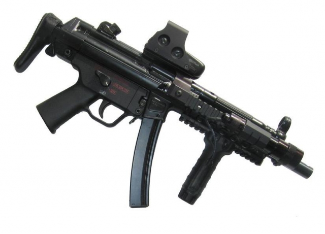 MP5 с установленной дополнительной рукояткой, тактическим фонарем и коллиматорным прицелом