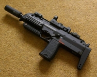 Пистолет-пулемет HK MP7A1 с глушителем и коллиматорым прицелом