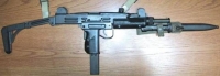 Пехотный вариант пистолета-пулемета UZI с примкнутым штык-ножом