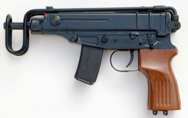 Пистолет-пулемет Scorpion Vz.61 с магазином на 10 патронов и сложенным прикладом