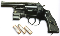 Револьвер ОЦ-20 «Гном» и макеты патронов к нему