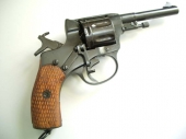 Револьвер Наган со взведенным курком. Открыто окошко для перезарядки