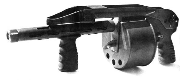 Дробовик Armsel Striker. Очень хорошо заметен ключ для завода пружины в передней части барабана