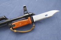 Штык-нож 6Х4, установленный на автомате АКМ